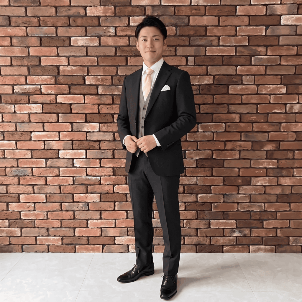 友人の結婚式に参列し乾杯の挨拶をする男性のコーディネート