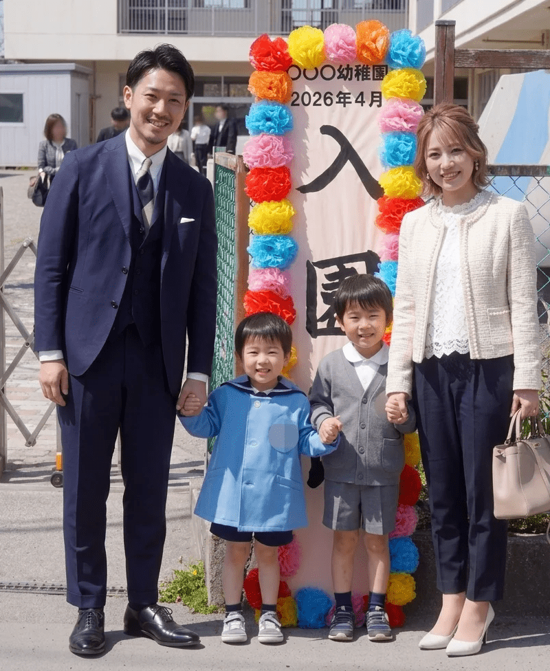 子供の入園式にネイビースーツで出席している父親