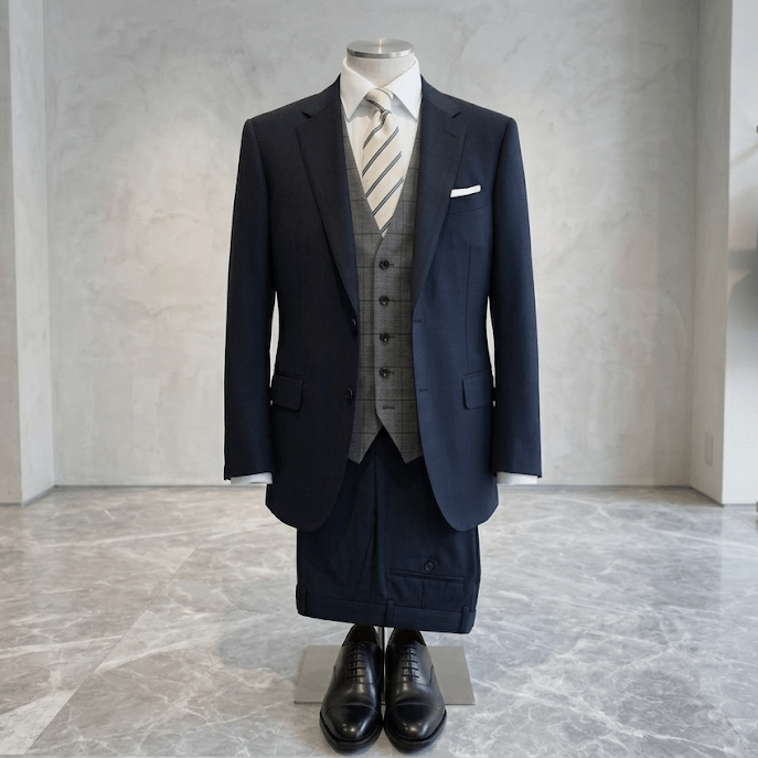 【友人の結婚式】dunhillネイビースーツで叶える、大人の洒落感チェックベストスタイル