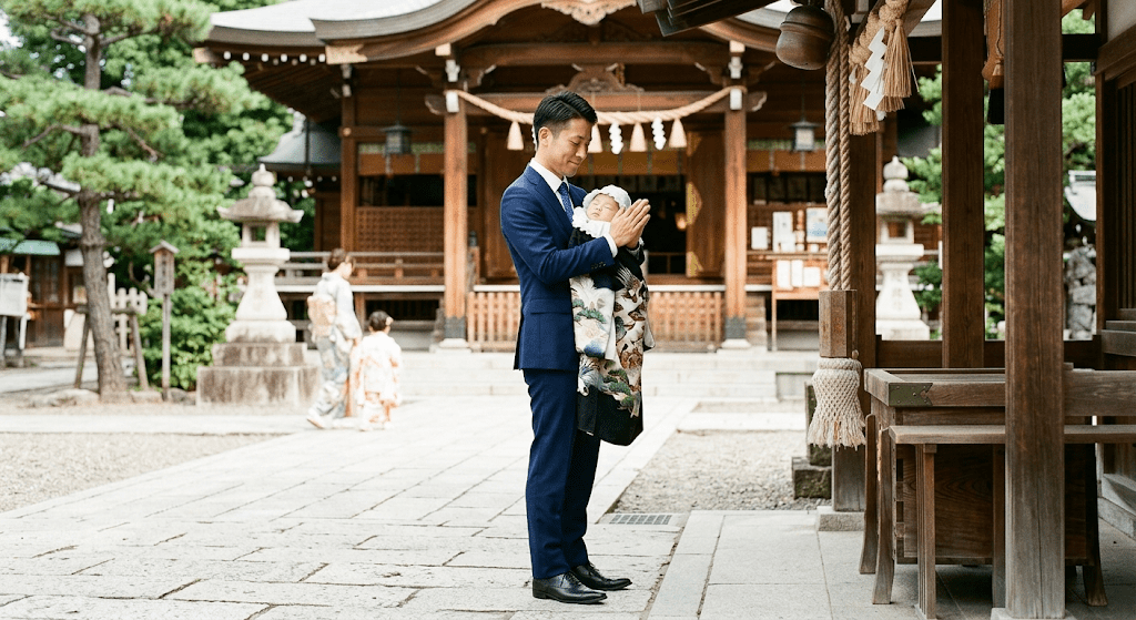 ネイビースーツでお宮参りをする男性